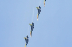 Tam giác và lá cờ: giải mã các mẫu hình nến tiếp diễn mạnh mẽ nhất